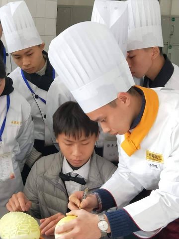 東吳高職餐飲科四川交流活動—蔬果雕刻課程實習